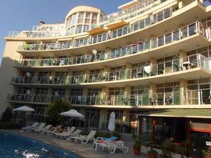 Seasonal outdoor pool - Sunny Holiday Apartments (Sunny Beach)