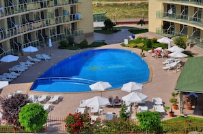 Seasonal outdoor pool - Sunny Holiday Apartments (Sunny Beach)
