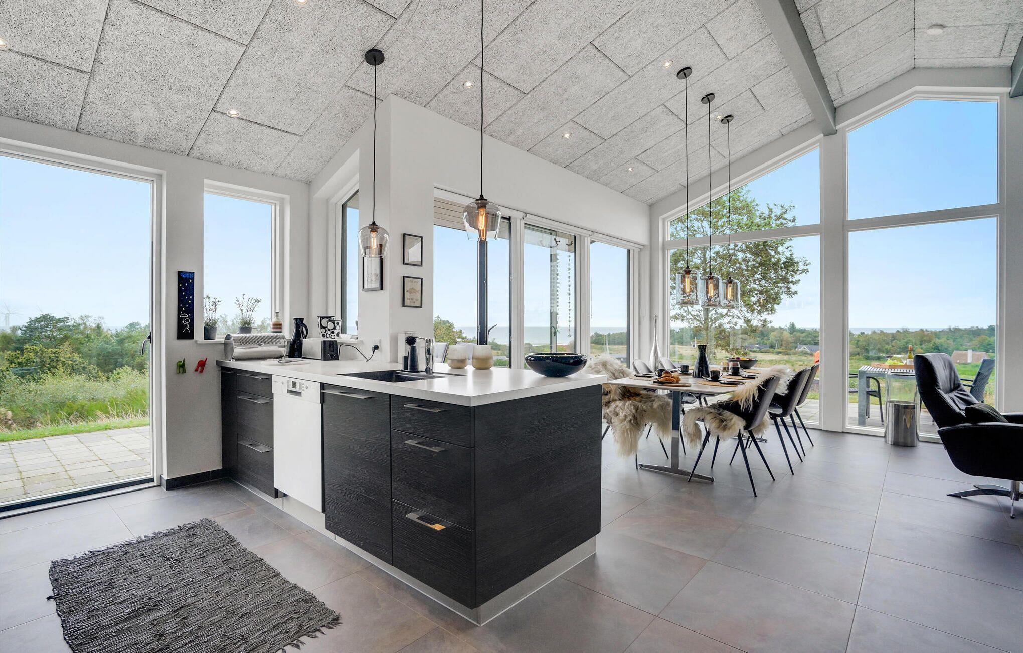 Kjøleskap, kokeplater, oppvaskmaskin og kaffetrakter/tekoker