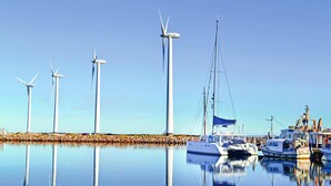 A marina with several wind turbines and boats. - Nice home in Glesborg with sauna (Glesborg)