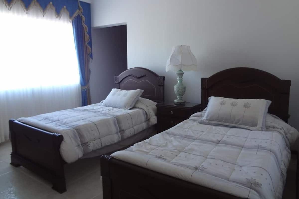 Quarto duplo, 2 camas de solteiro | Quartos à prova de som