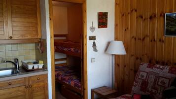 Bureau, chambres insonorisées, fer et planche à repasser, Wi-Fi gratuit