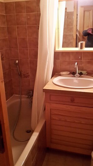 Badewanne, Haartrockner, Handtücher, Seife