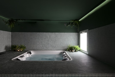 2060 The Newton Hostel & Market