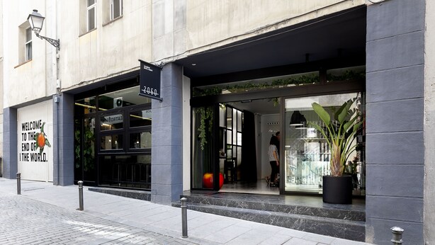 Un edificio moderno con vetrina e insegna che recita: "WELCOME TO THE END OF THE WORLD".