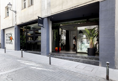 2060 The Newton Hostel & Market