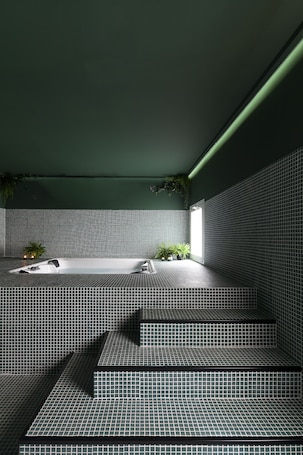 Bañera de hidromasaje interior. 2060 The Newton Hostel & Market