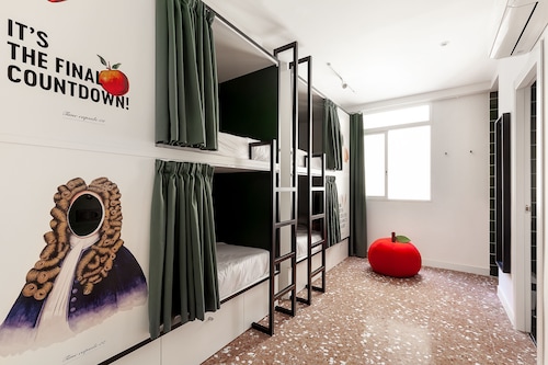2060 The Newton Hostel & Market