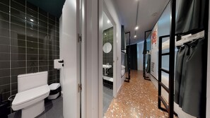 Douche, douche à « effet pluie », sèche-cheveux, papier toilette