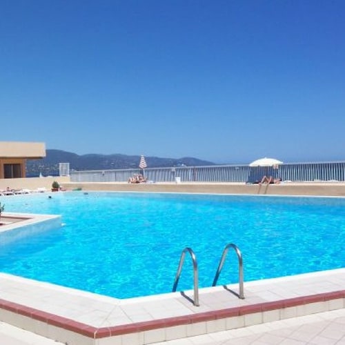 Air-conditioned apartment with sea view, swimming pool and parking, the beach just 2 steps away!