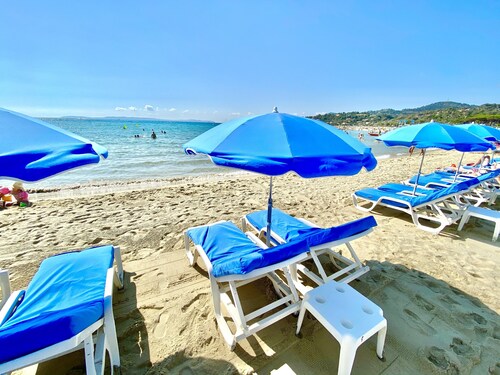 Air-conditioned apartment with sea view, swimming pool and parking, the beach just 2 steps away!