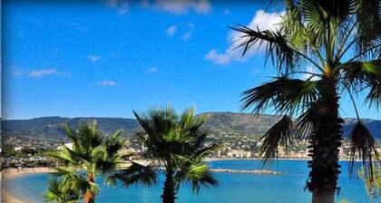 Air-conditioned apartment with sea view, swimming pool and parking, the beach just 2 steps away!