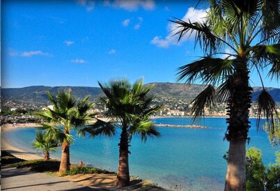 Air-conditioned apartment with sea view, swimming pool and parking, the beach just 2 steps away!