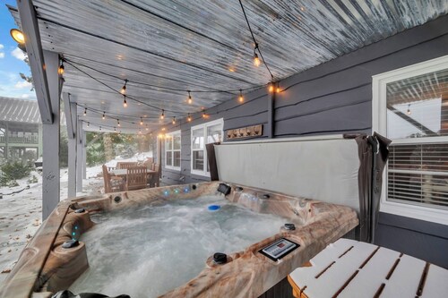 Under 1 mile to App Ski Mtn! Mountain View Cottage w/ Hot Tub, Pool Table & Fire Pit