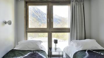 5 dormitorios, caja fuerte, escritorio y tabla de planchar con plancha