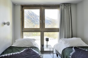 5 chambres, coffres-forts dans les chambres, bureau