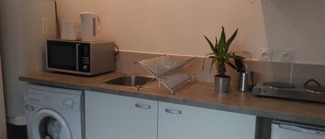 Frigorifero, microonde, forno, piano cottura