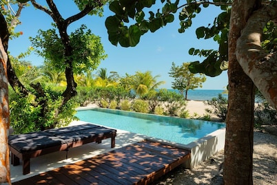 ¡Único bungalow frente al mar de 4 dormitorios con piscina! Cerca del pueblo de Placencia!
