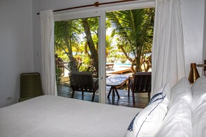 4 bedrooms, in-room safe, iron/ironing board, free WiFi - Oceanfront 4 Bedroom Bungalow with Private Pool, Large beach area and Staff (Placencia)