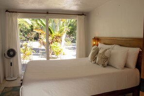 4 bedrooms, in-room safe, iron/ironing board, free WiFi - Oceanfront 4 Bedroom Bungalow with Private Pool, Large beach area and Staff (Placencia)