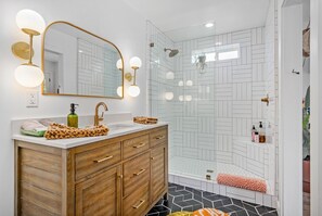 Combined shower/bathtub, hair dryer, towels, soap