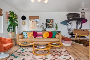 Een smart-tv, een open haard, tafelvoetbal en een stereo