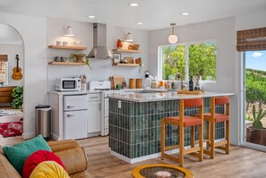 Een koelkast, een magnetron, een oven, een kookplaat