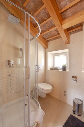 Bañera, secador de pelo, bidet, toallas