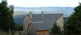 Gîte Les Peyriers, superbe maison écologique dans cadre naturel magnifique