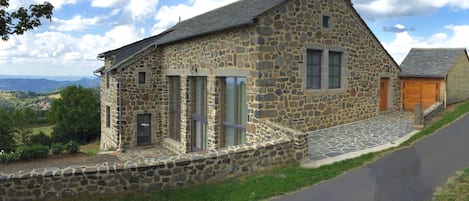 المنشأة من الخارج