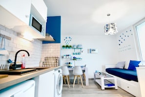 Estudio, baño privado, vistas al mar | Cocina privada | Trona infantil