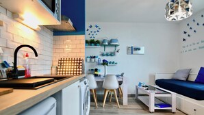 Un estudio compacto con kitchenette, comedor y cama.