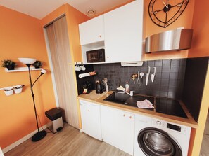 Studio, Private Bathroom, Sea View | Private kitchen