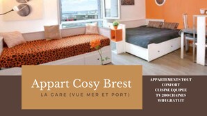 Un dormitorio moderno con cama, sofá y escritorio. Incluye comodidades como televisión, 200 canales y WiFi gratuito.