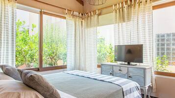 2 bedrooms, desk, iron/ironing board, WiFi