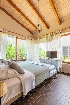 2 bedrooms, desk, iron/ironing board, WiFi