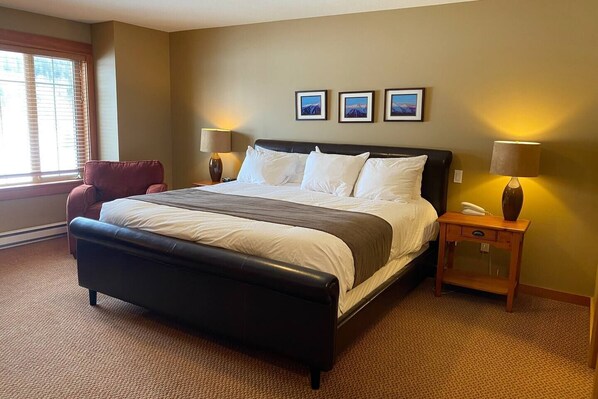 3 chambres, fer et planche à repasser, lit de bébé portatif