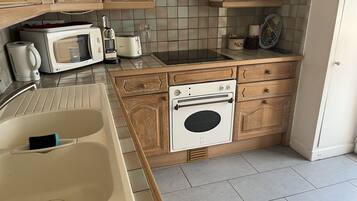 KĂŒhlschrank, Mikrowelle, Ofen, Herdplatte