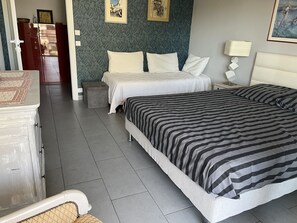 1 bedroom, iron/ironing board, travel crib, free WiFi - - Large new 2-room apartment in town center with 5 beds and closed garage (Menton)