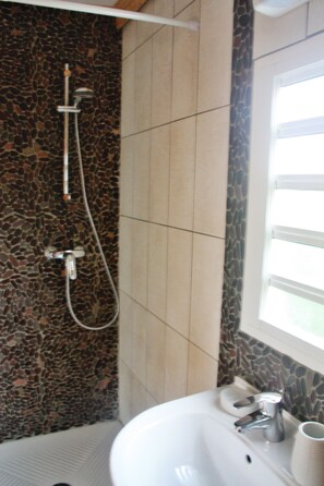 Serviettes fournies, papier toilette