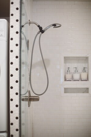 Dusche, Haartrockner, Handtücher, Seife