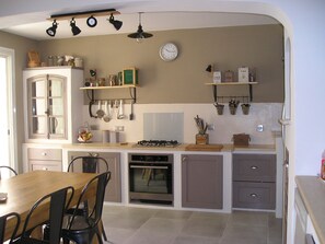 Fridge, microwave, oven, stovetop - QUIET, COMFORTABLE PROVENCAL FARMHOUSE IN THE COUNTRYSIDE WITH SECURE SWIMMING POOL (Cheval-Blanc)