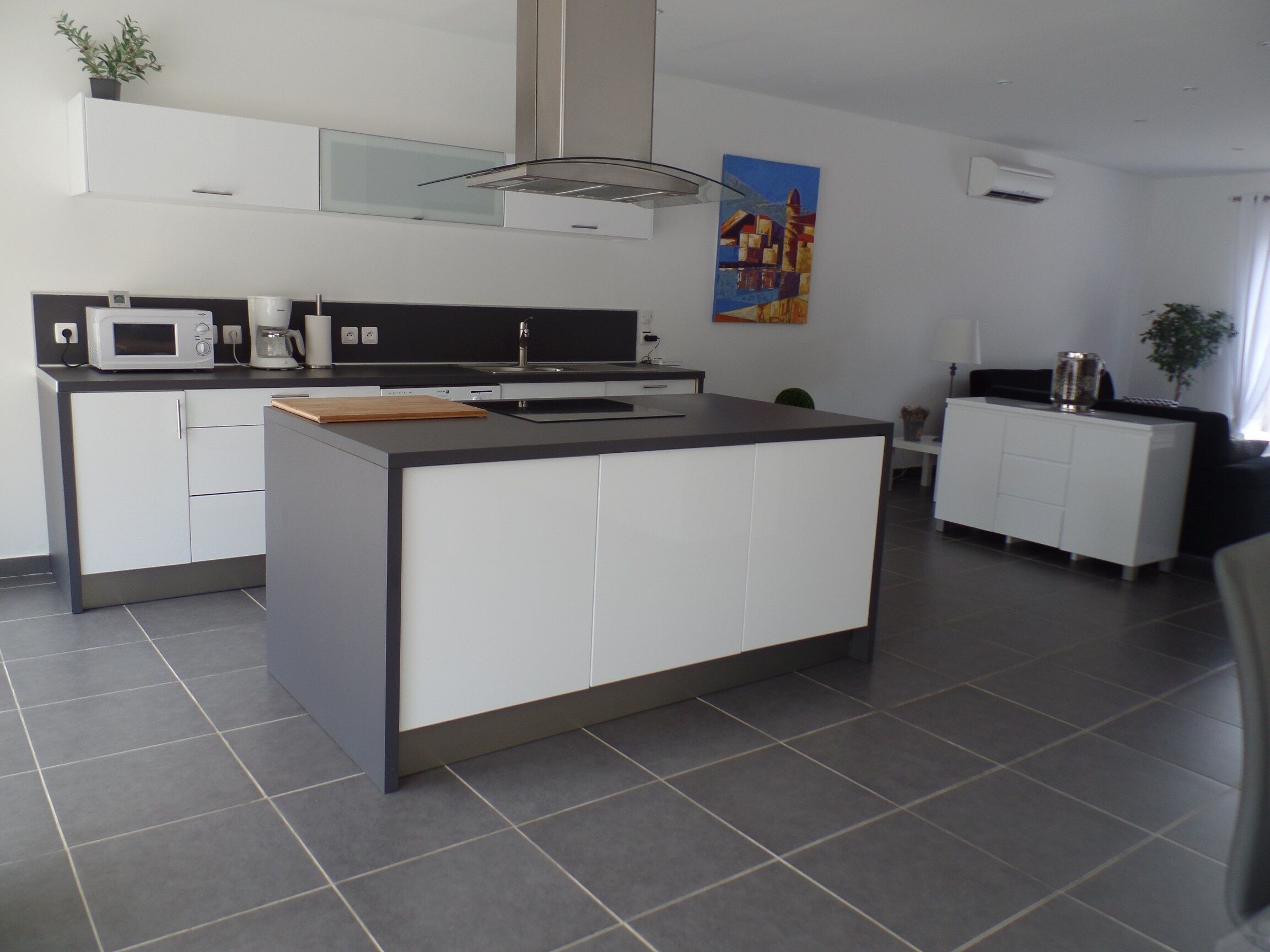 Réfrigérateur, micro-ondes, four, plaque de cuisson