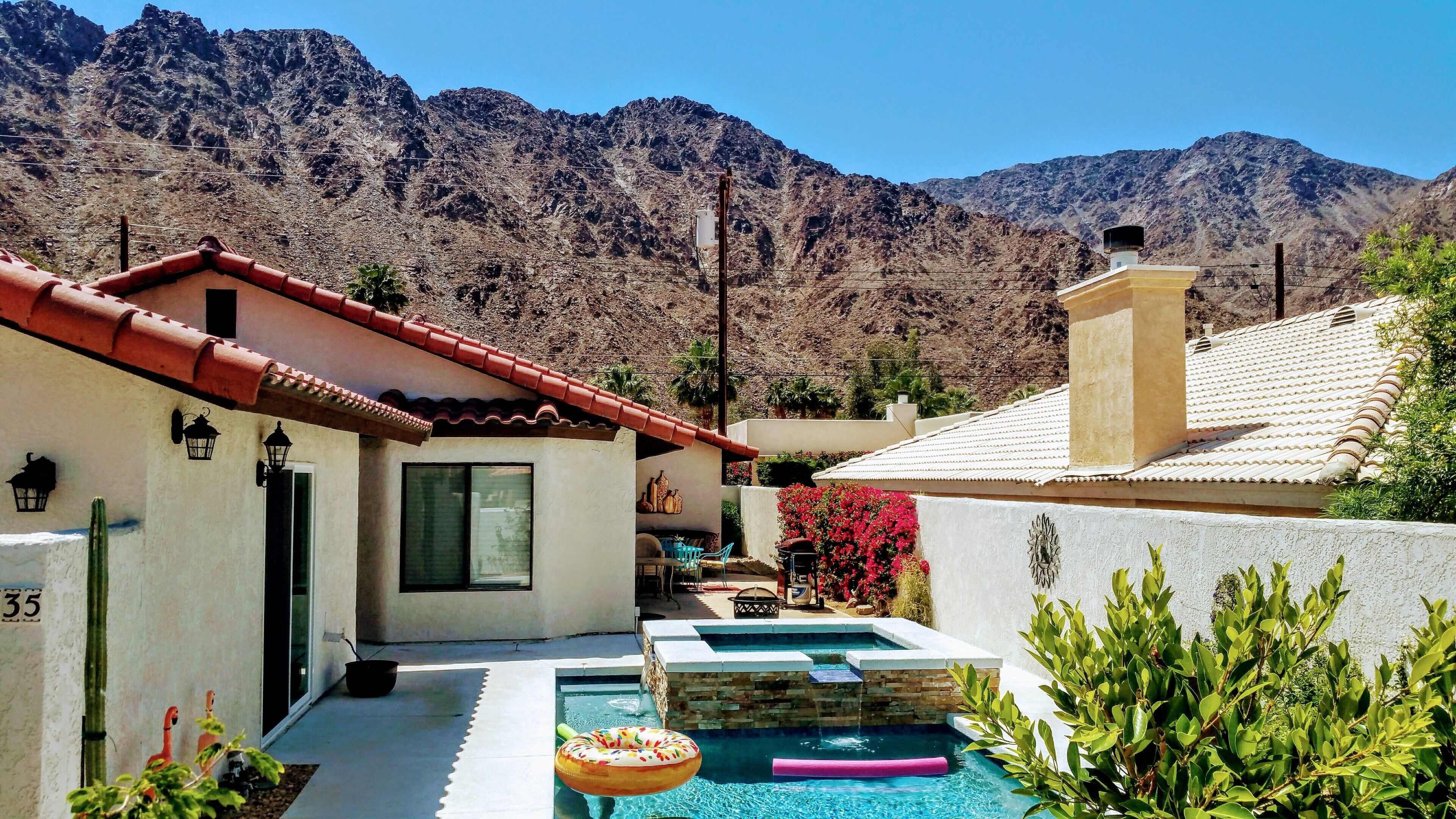 Utendørsbasseng og et oppvarmet basseng