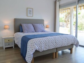 3 bedrooms, free WiFi - Luxury Villa with Pool, Tennis & Stunning Views on the French Riviera (Vallauris)