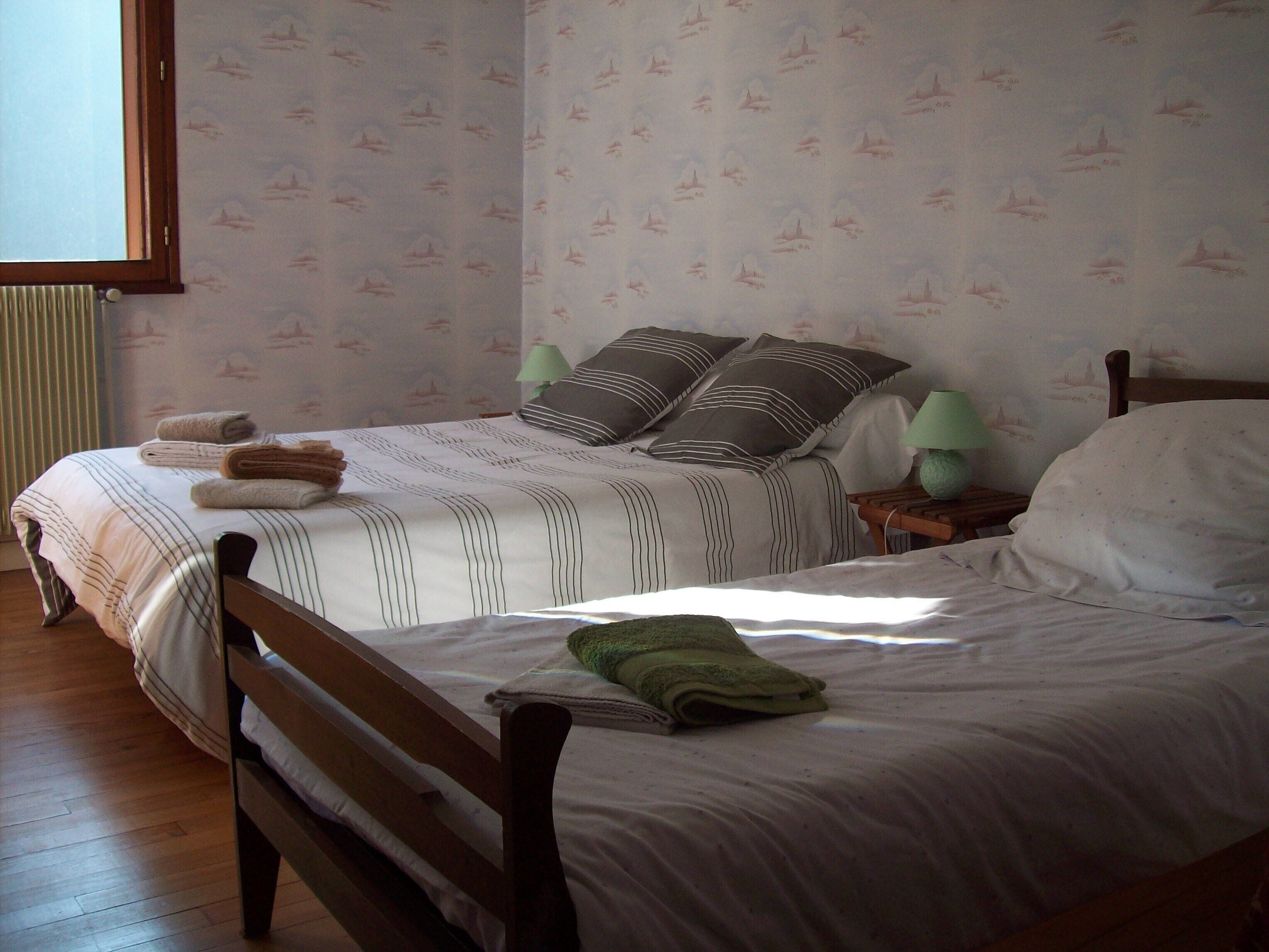 2 Schlafzimmer, Schreibtisch, Bügeleisen/Bügelbrett, Reisekinderbett