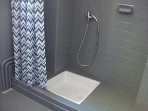 Douche, sĂšche-cheveux, serviettes fournies, papier toilette