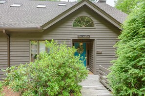 A wooden building with a sign reading "Barwaller" above the entrance.
