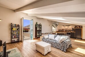 Smart-TV, DVD-Player, Bücher, Stereoanlage