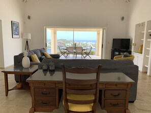 智能電視、DVD 播放機、書籍、 辦公室